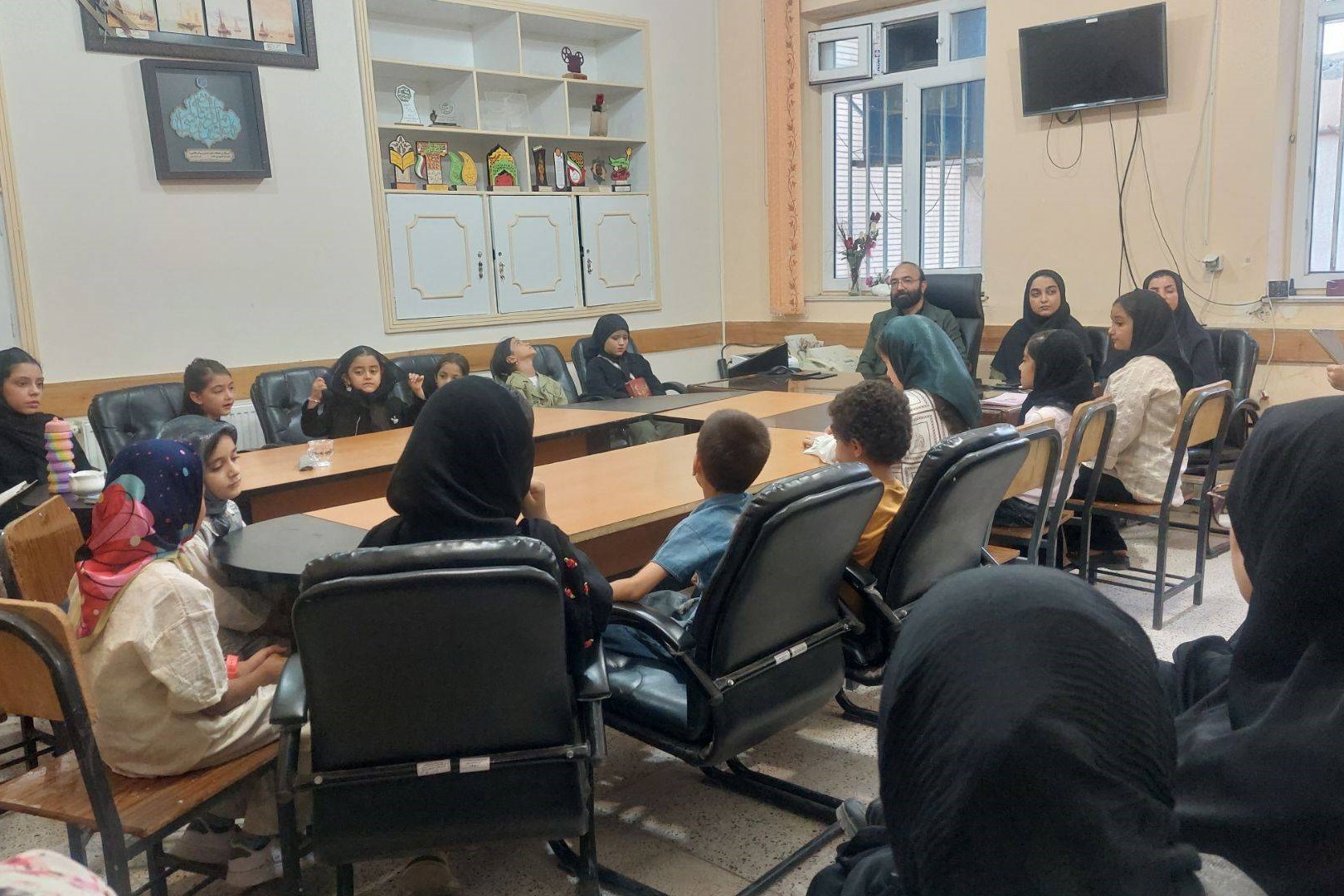 «خانه دوم اهالی فرهنگ»؛ کتابخانه عمومی استاد احمد آرام میزبان برنامههای متنوع ادبی و فرهنگی