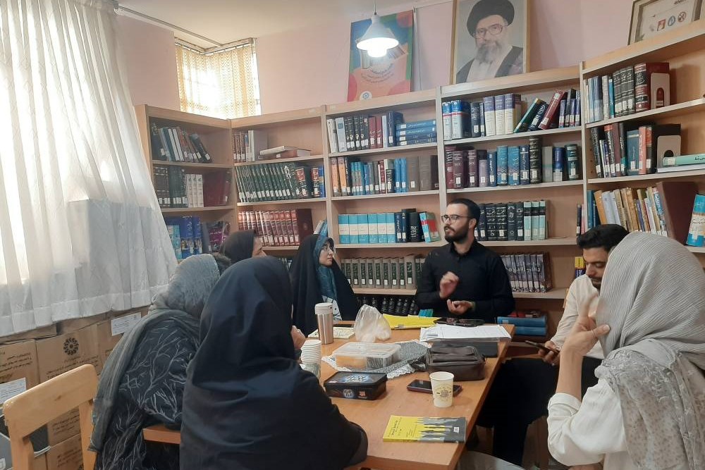 «خانه دوم اهالی فرهنگ»؛ کتابخانه عمومی استاد احمد آرام میزبان برنامه‌های متنوع ادبی و فرهنگی