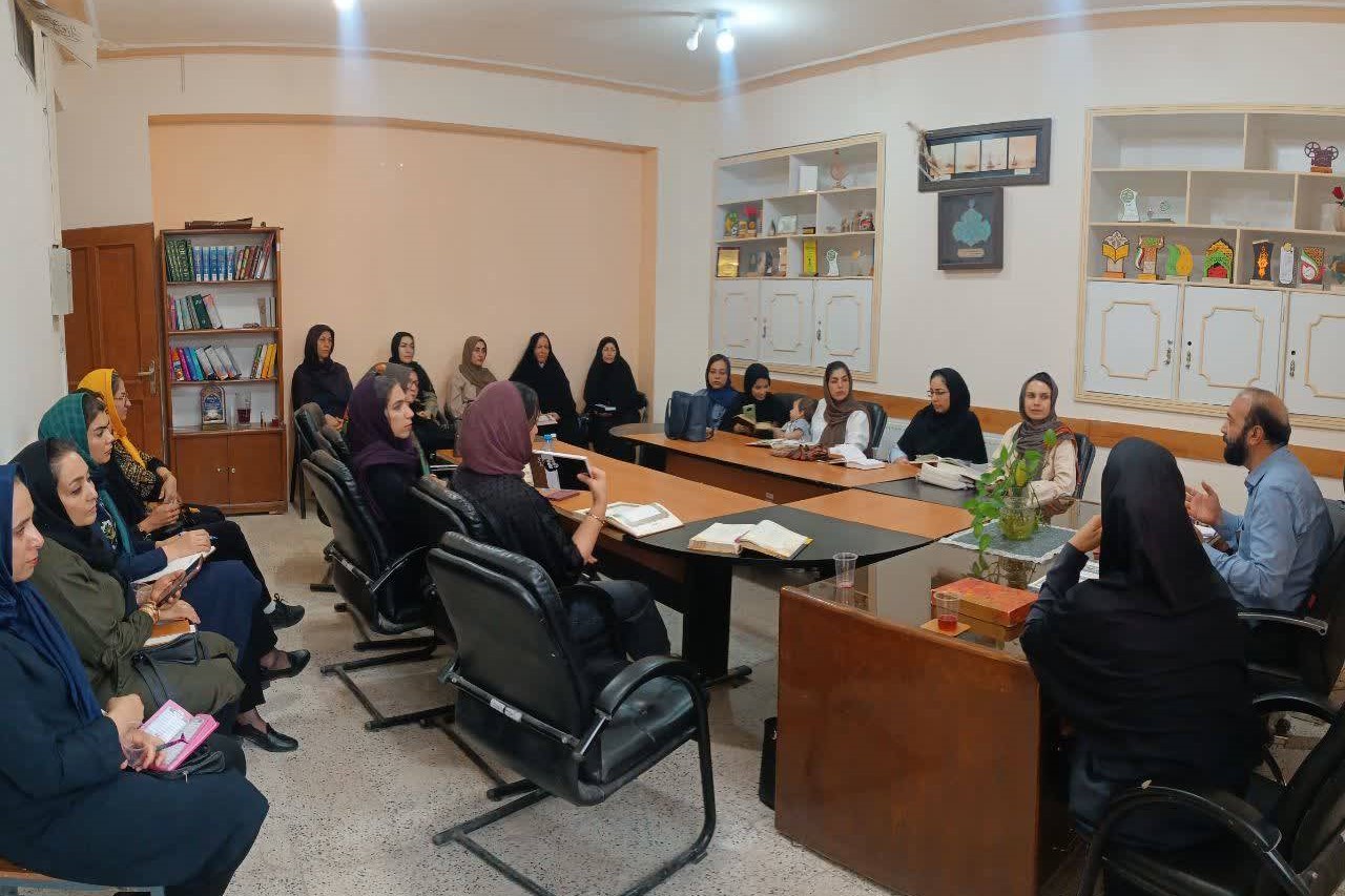 «خانه دوم اهالی فرهنگ»؛ کتابخانه عمومی استاد احمد آرام میزبان برنامههای متنوع ادبی و فرهنگی