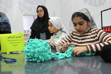 کارگاه آلیزبافی در کتابخانه عمومی حکیم میرفندرسکی گرگان