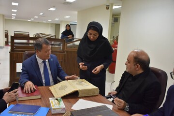 بازدید اونتالپ اونالبایف، سفیر جمهوری قزاقستان از کتابخانه مرکزی تبریز