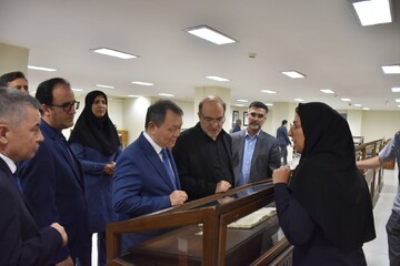 بازدید اونتالپ اونالبایف، سفیر جمهوری قزاقستان از کتابخانه مرکزی تبریز