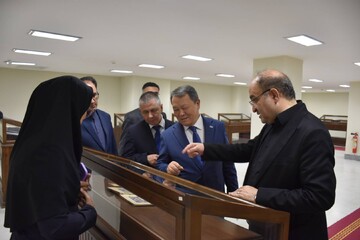 بازدید اونتالپ اونالبایف، سفیر جمهوری قزاقستان از کتابخانه مرکزی تبریز