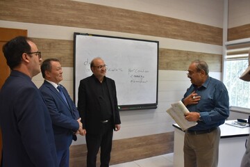 بازدید اونتالپ اونالبایف، سفیر جمهوری قزاقستان از کتابخانه مرکزی تبریز