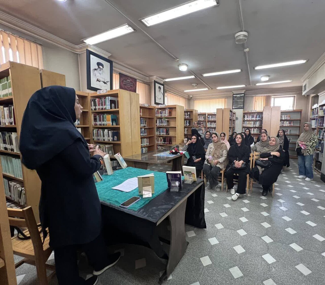 نشست «فرمول آرامش در خانه» در کتابخانه حماسه سی‌مهر همدان