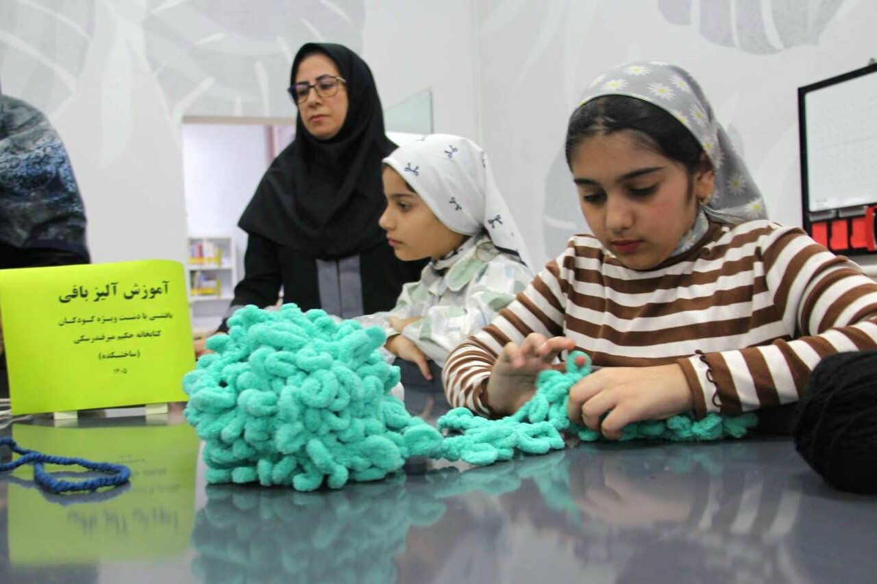 کارگاه آلیزبافی در کتابخانه عمومی حکیم میرفندرسکی گرگان برگزار شد