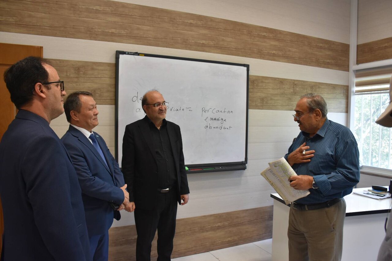 تأکید بر نقش کتابخانه مرکزی تبریز در تقویت همکاریهای فرهنگی ایران و قزاقستان