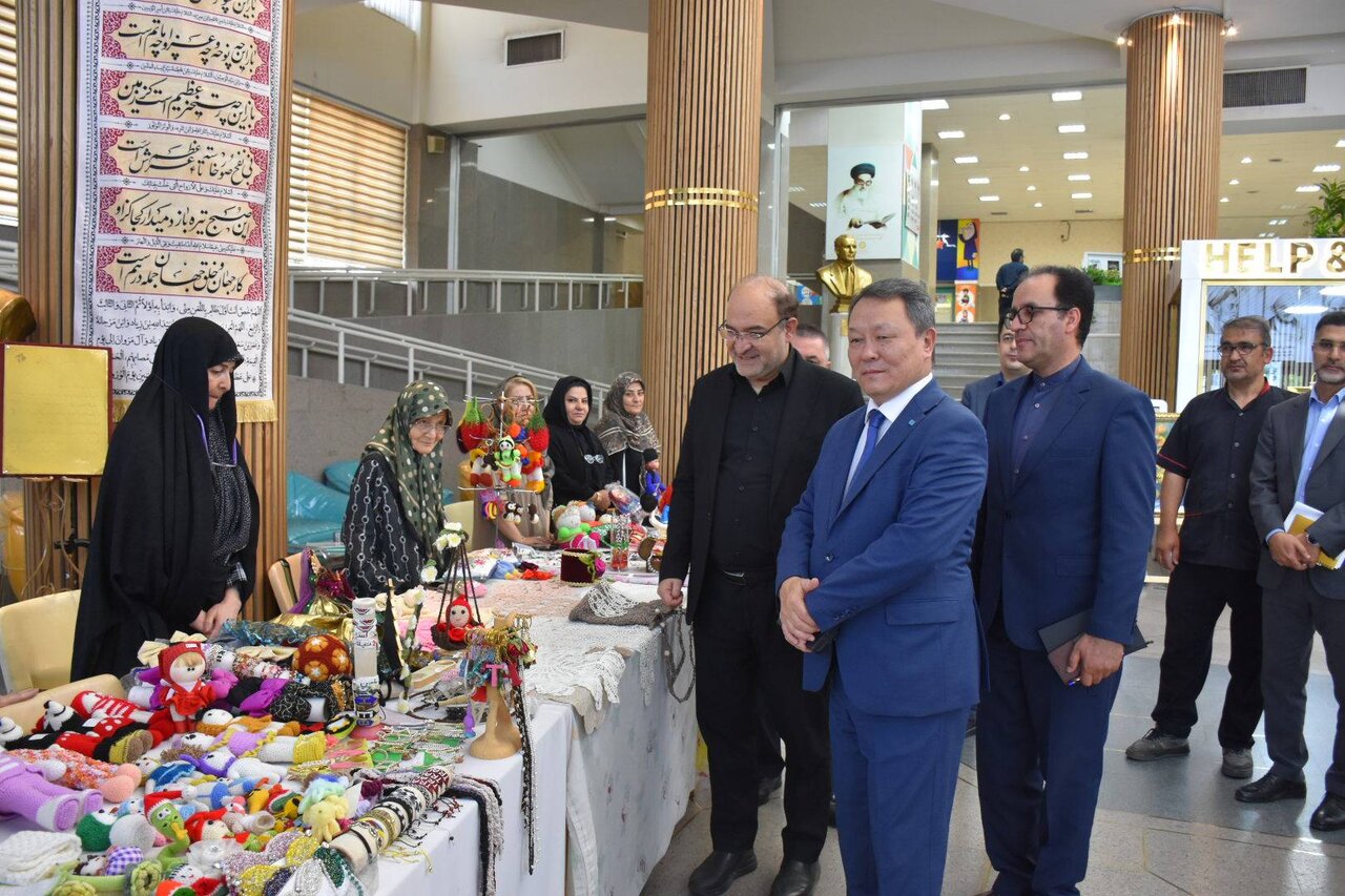 تأکید بر نقش کتابخانه مرکزی تبریز در تقویت همکاریهای فرهنگی ایران و قزاقستان