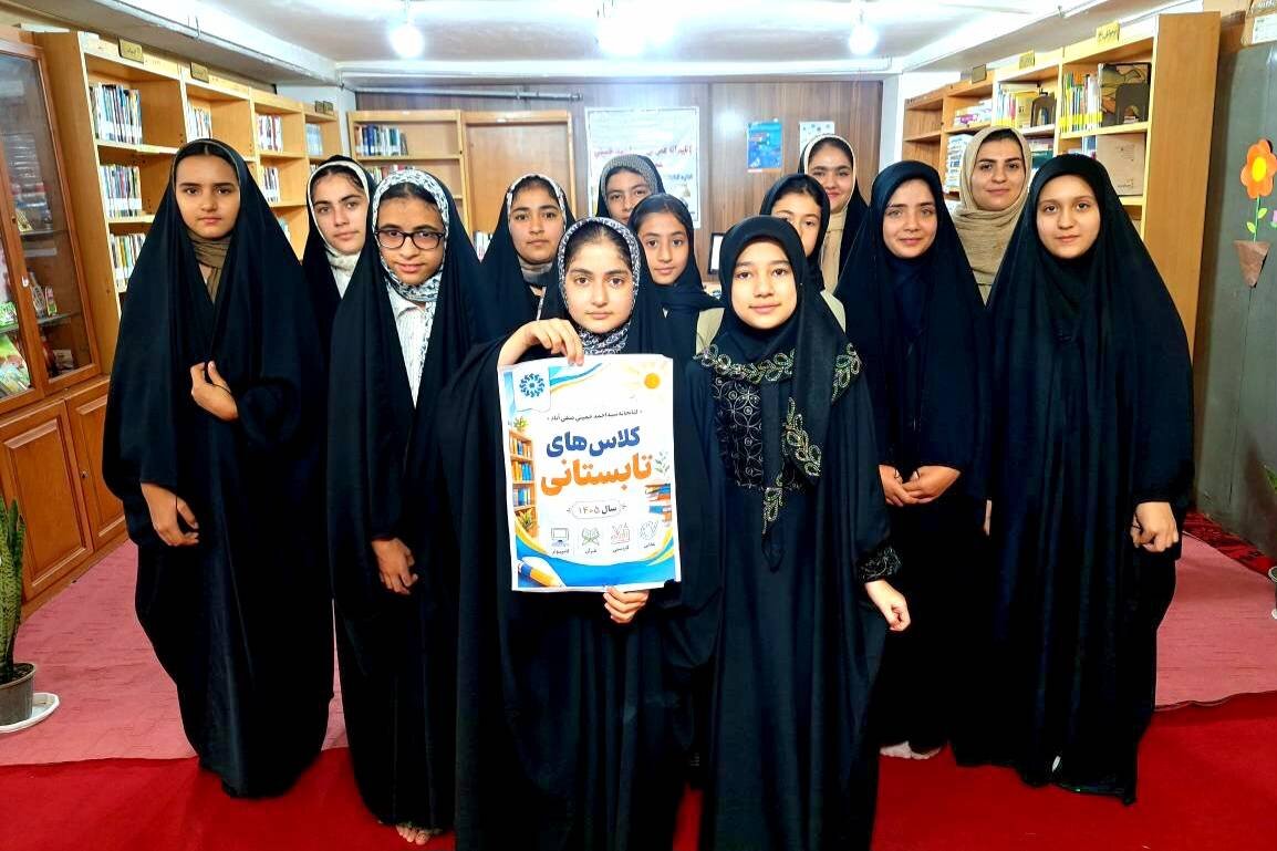 کلاسهای آموزش کامپیوتر ویژه نوجوانان در کتابخانه عمومی سیداحمد خمینی صفیآباد مینودشت برگزار شد