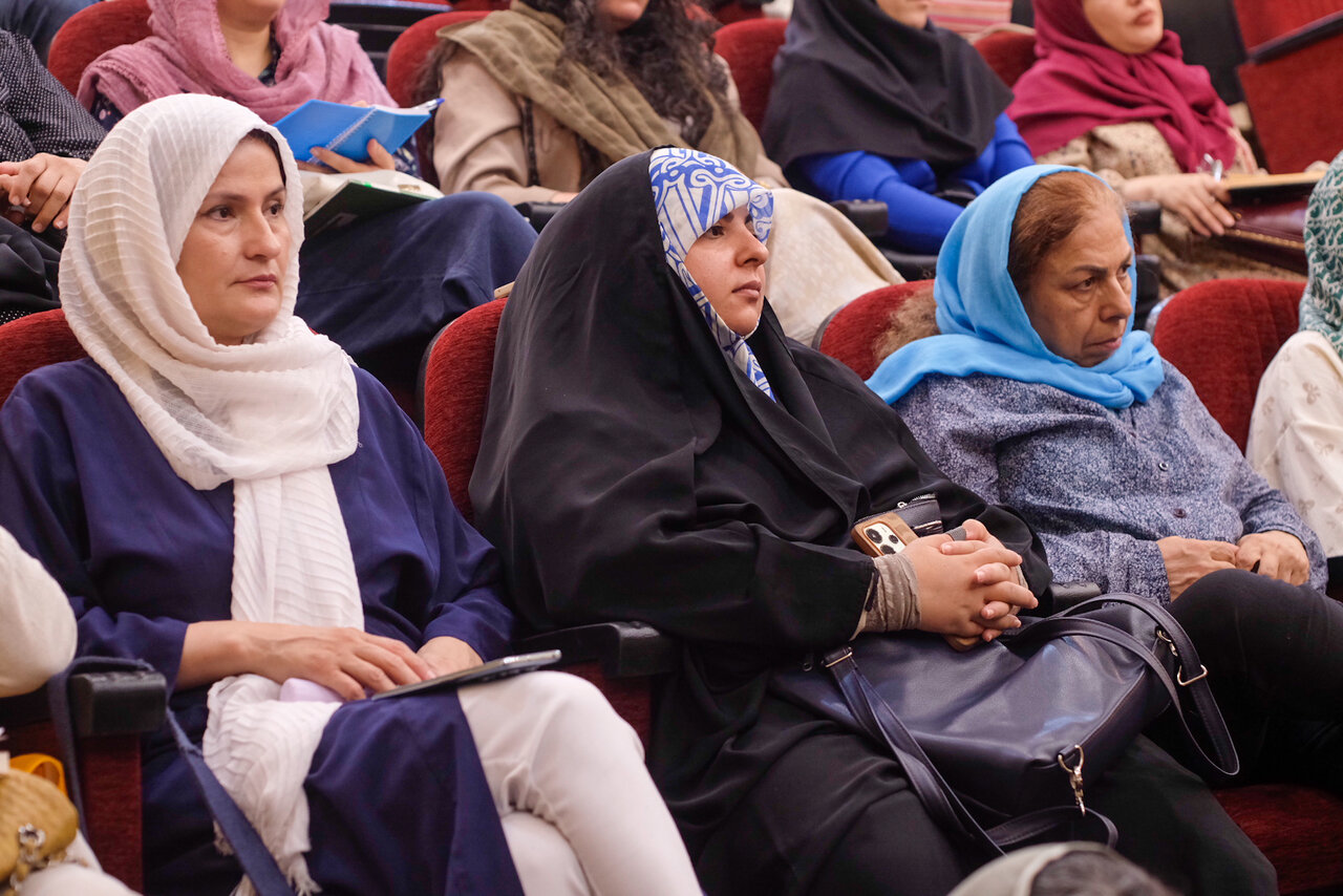 کتاب «آنجا» در کتابخانه عمومی امیرکبیر کرج نقد و بررسی شد