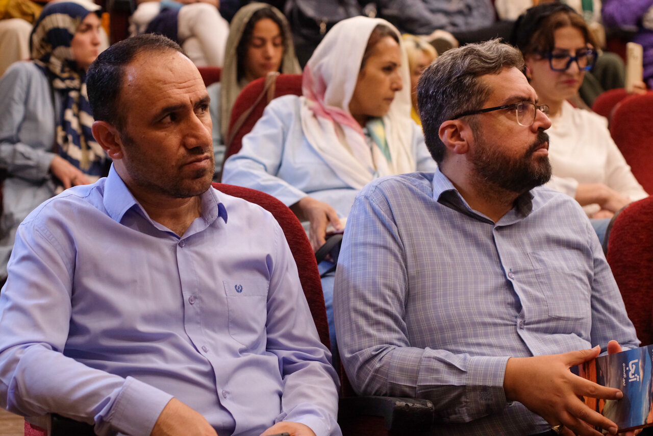 کتاب «آنجا» در کتابخانه عمومی امیرکبیر کرج نقد و بررسی شد