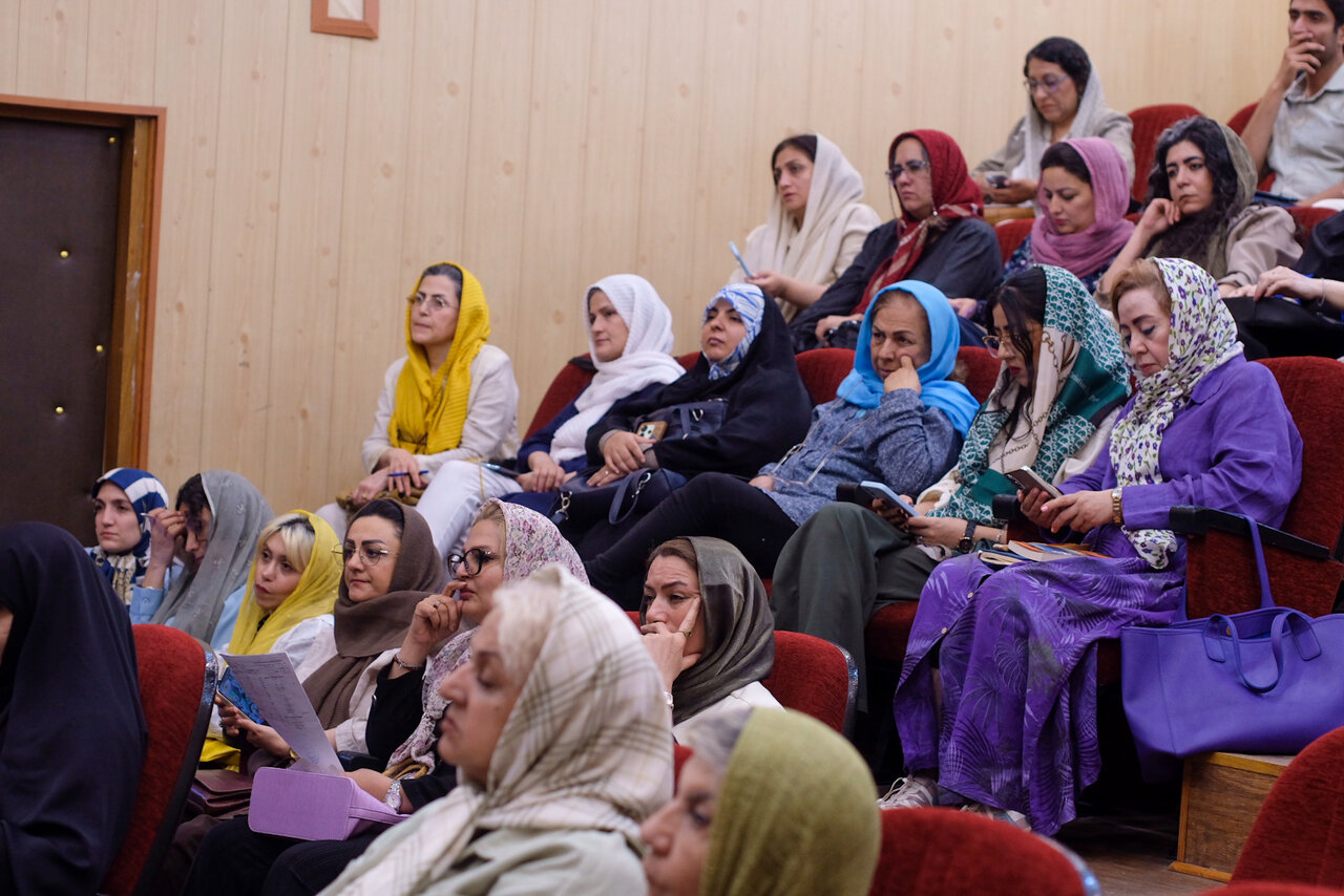 کتاب «آنجا» در کتابخانه عمومی امیرکبیر کرج نقد و بررسی شد