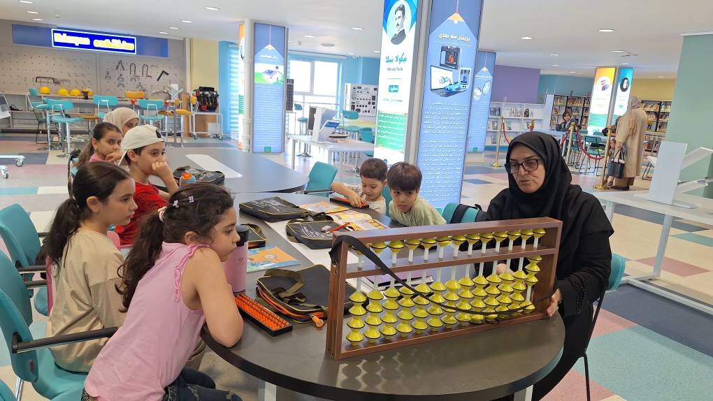 از نقاشی و صنایعدستی تا نجوم و رباتیک؛ تنوع برنامهها در کتابخانه مرکزی تبریز