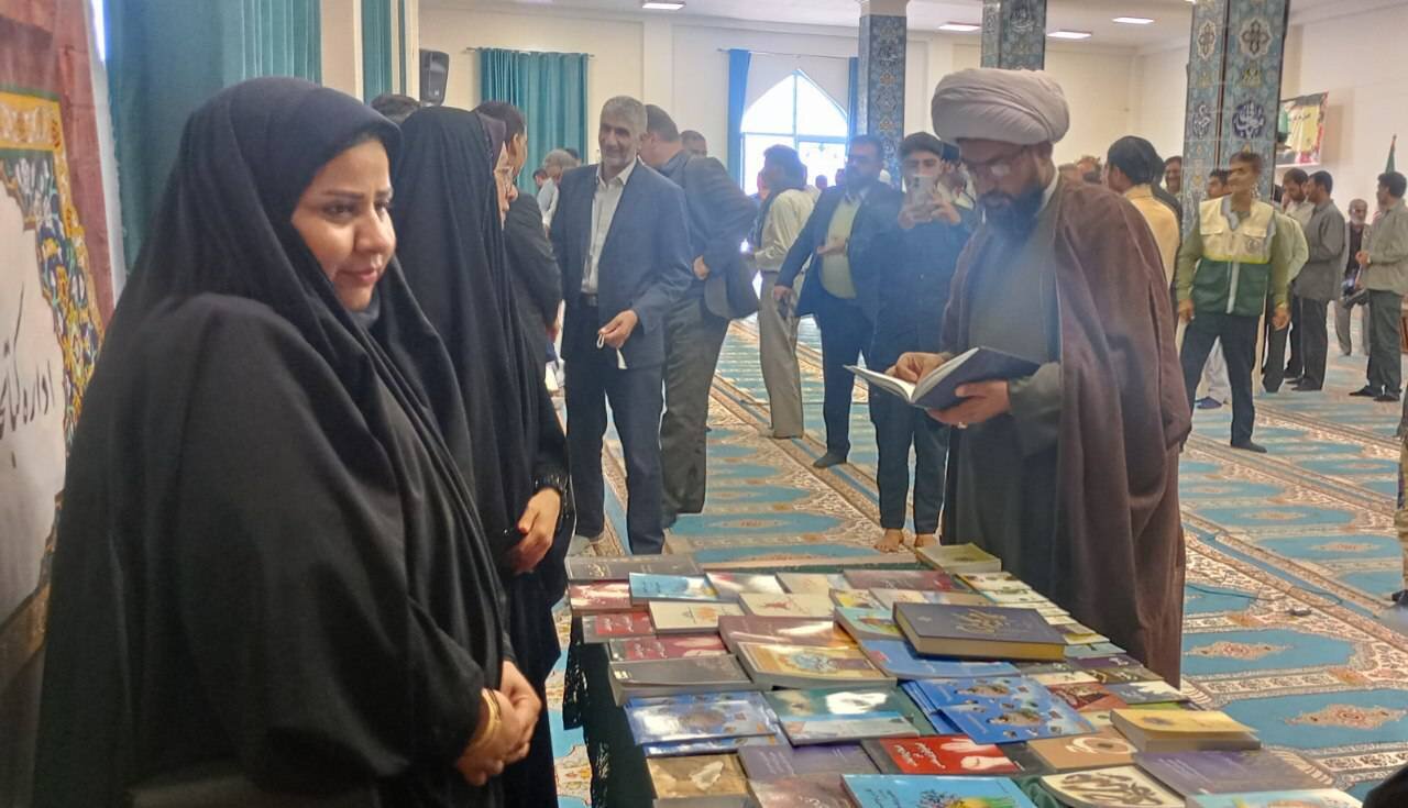 برپایی میز خدمت کتابخانه‌های عمومی در مصلی&nbsp;شهرستان نیمروز