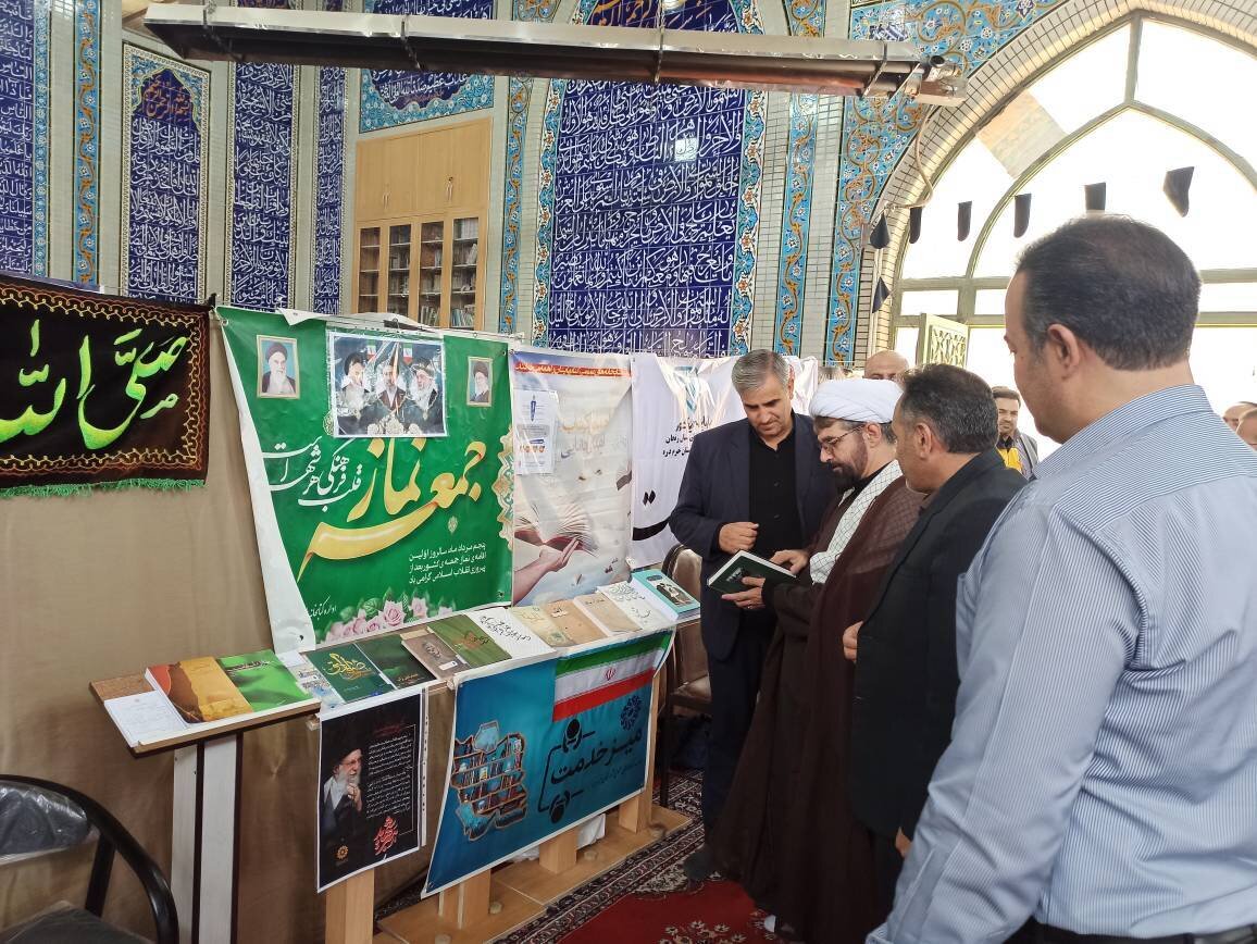 برپایی میز خدمت و نمایشگاه کتاب با محور نماز در مصلای خرمدره