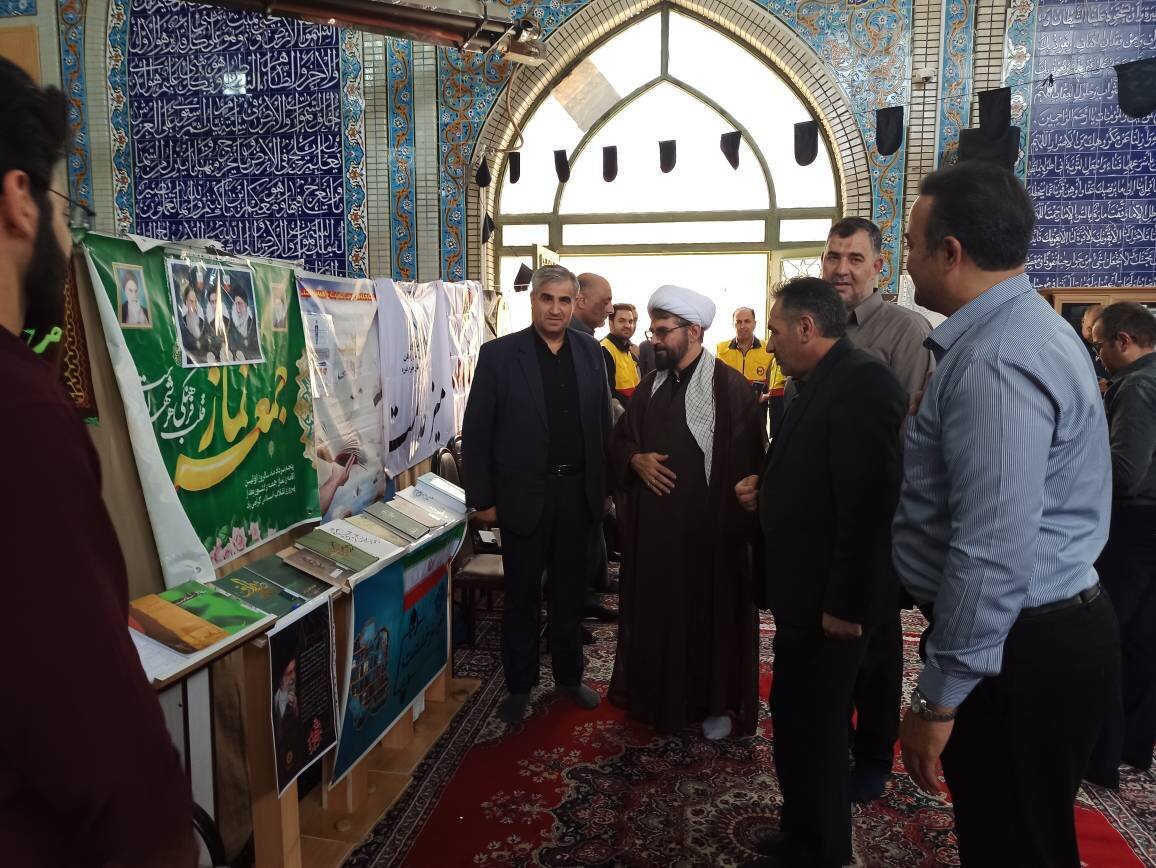 برپایی میز خدمت و نمایشگاه کتاب با محور نماز در مصلای خرمدره