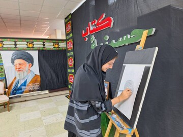 موج استقبال زائران از برنامه‌های فرهنگی «حسینیه کتاب» در دومین روز از استقرار در مهران
