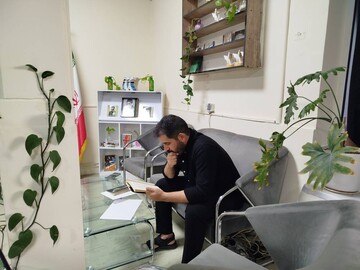 موج استقبال زائران از برنامه‌های فرهنگی «حسینیه کتاب» در دومین روز از استقرار در مهران
