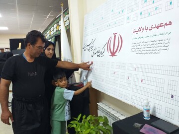 موج استقبال زائران از برنامه‌های فرهنگی «حسینیه کتاب» در دومین روز از استقرار در مهران