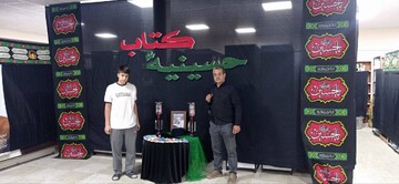 موج استقبال زائران از برنامه‌های فرهنگی «حسینیه کتاب» در دومین روز از استقرار در مهران