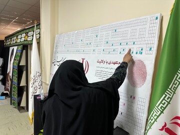موج استقبال زائران از برنامه‌های فرهنگی «حسینیه کتاب» در دومین روز از استقرار در مهران
