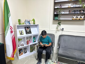 موج استقبال زائران از برنامه‌های فرهنگی «حسینیه کتاب» در دومین روز از استقرار در مهران