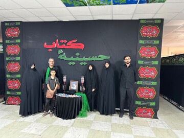 موج استقبال زائران از برنامه‌های فرهنگی «حسینیه کتاب» در دومین روز از استقرار در مهران