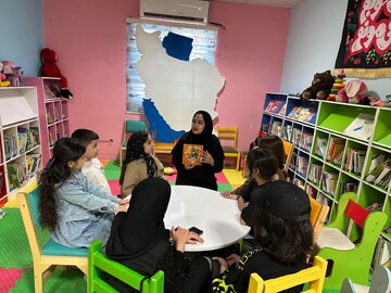 موج استقبال زائران از برنامه‌های فرهنگی «حسینیه کتاب» در دومین روز از استقرار در مهران