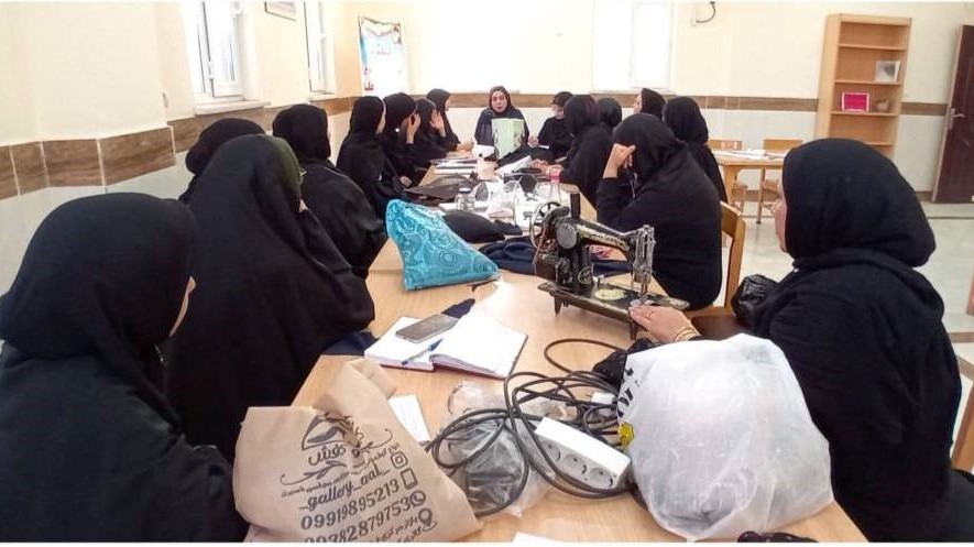 دوره آموزش خیاطی در کتابخانه عمومی قمر بنی‌هاشم (ع) روستای رمیله آغاز شد