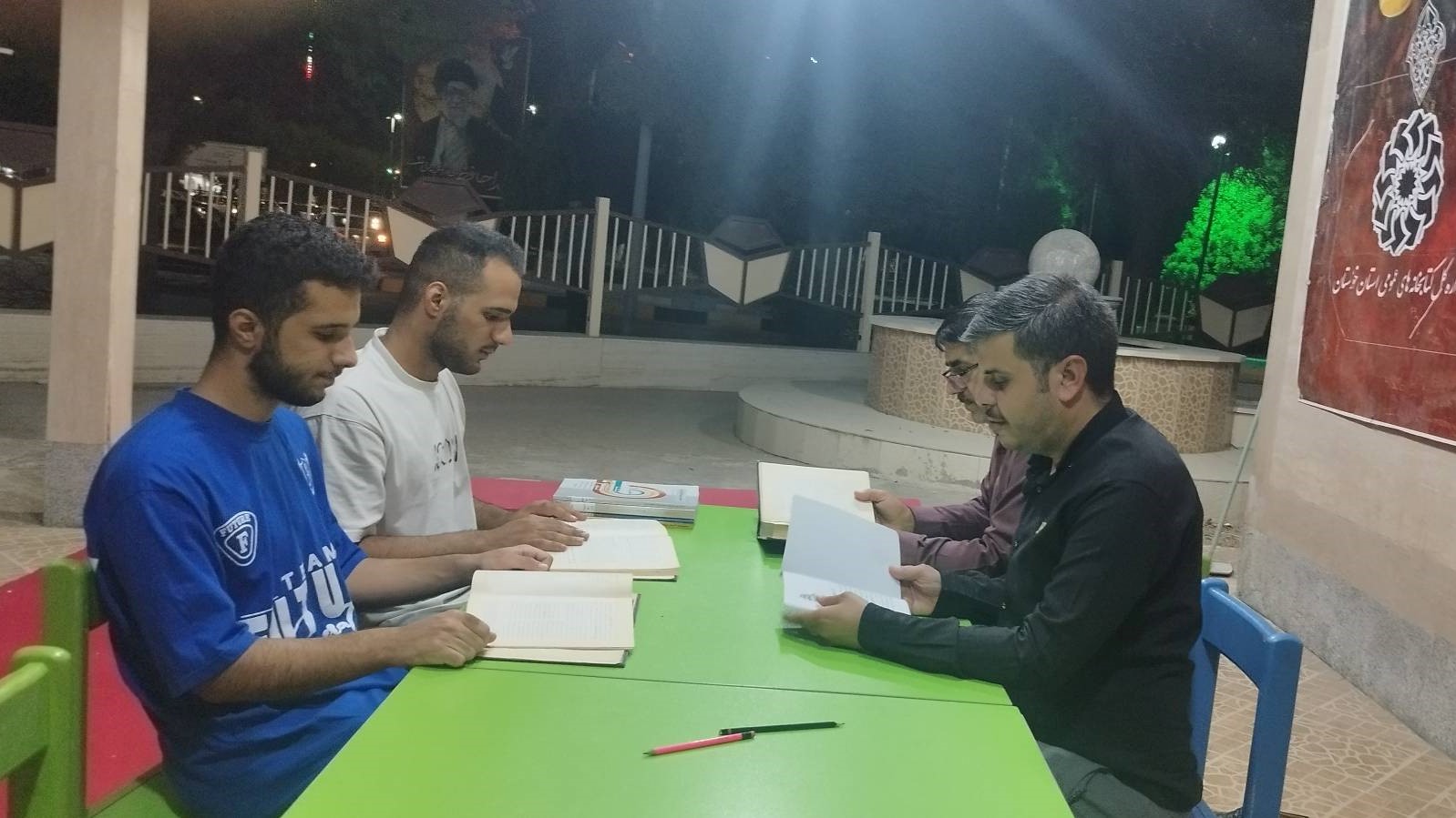 نشست تبیینی کتاب «حماسه حسینی» و برنامه رنگآمیزی کودکان در موکب فرهنگی برگزار شد