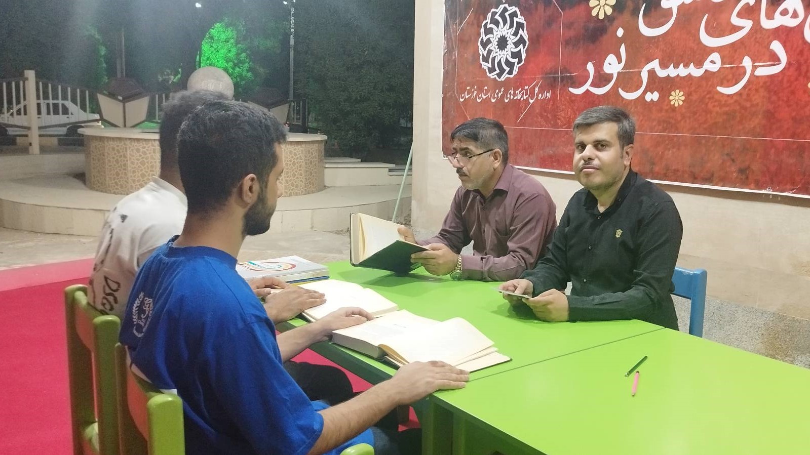 نشست تبیینی کتاب «حماسه حسینی» و برنامه رنگآمیزی کودکان در موکب فرهنگی برگزار شد