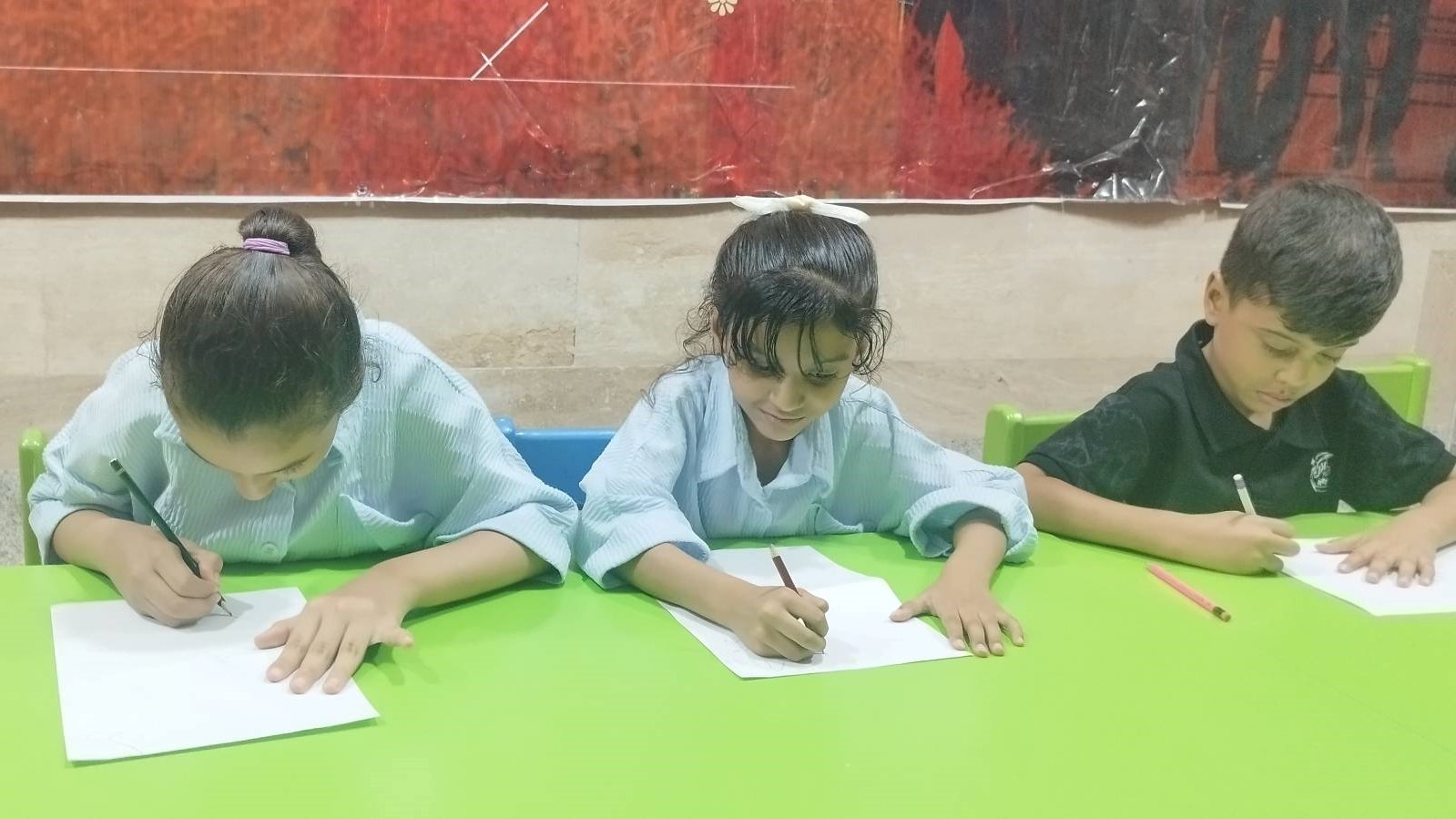 نشست تبیینی کتاب «حماسه حسینی» و برنامه رنگ‌آمیزی کودکان در موکب فرهنگی برگزار شد