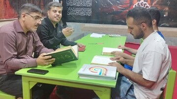 نشست تبیینی کتاب «حماسه حسینی» و برنامه رنگ‌آمیزی کودکان در موکب فرهنگی برگزار شد