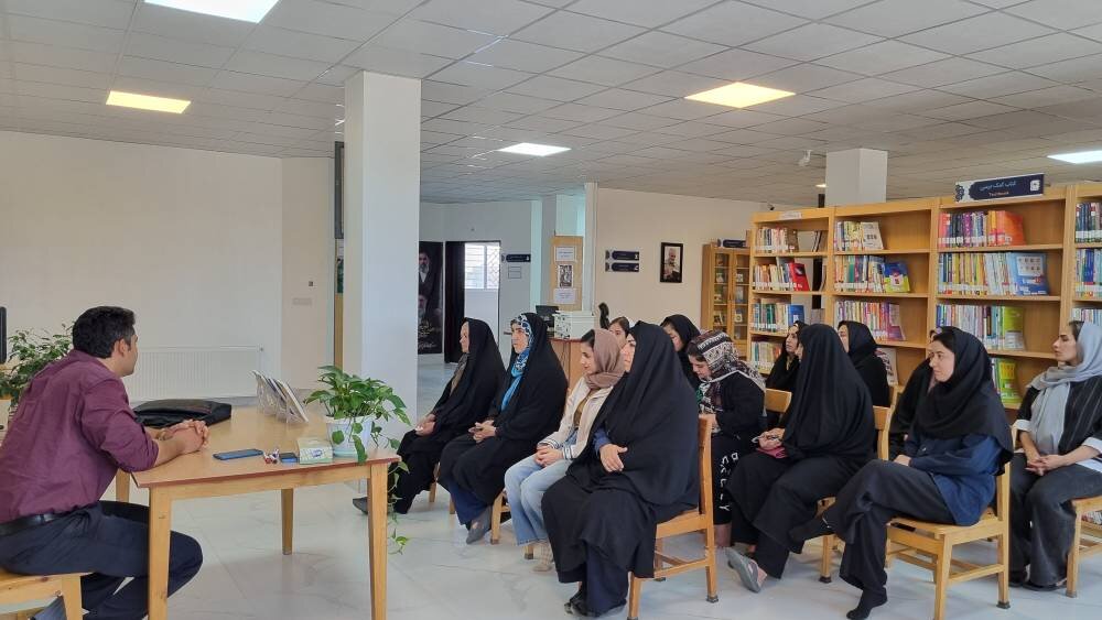 گامی برای تفاهم در خانواده/ کارگاه آموزشی روابط موثر با فرزندان در سنخواست برگزار شد