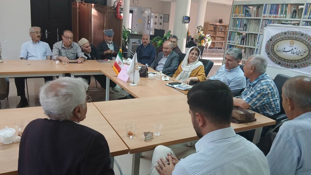 نشست نقد و بررسی کتاب «نامه‌ نه‌شمیل» در شهرستان مهاباد برگزار شد