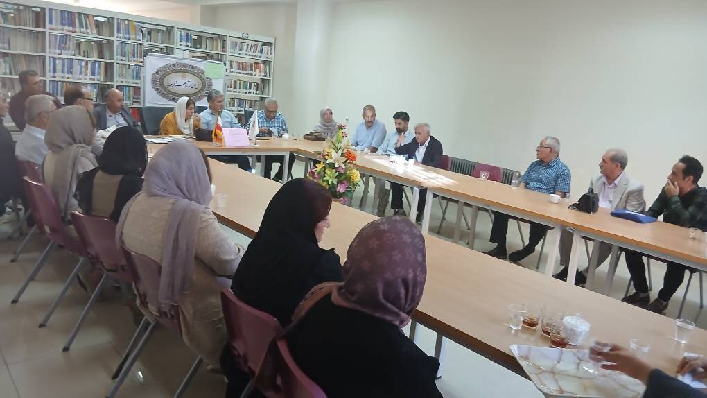 نشست نقد و بررسی کتاب «نامه‌ نه‌شمیل» در شهرستان مهاباد برگزار شد