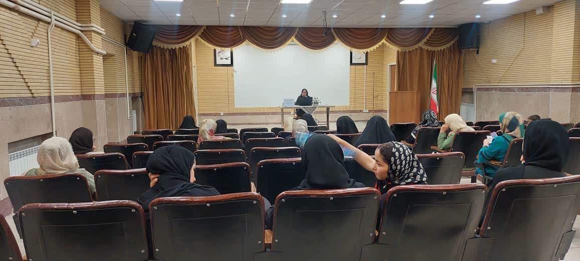 از تربیت عاطفی تا مدیریت فضای مجازی؛ آموزش والدین در کتابخانه فرهنگیان همدان