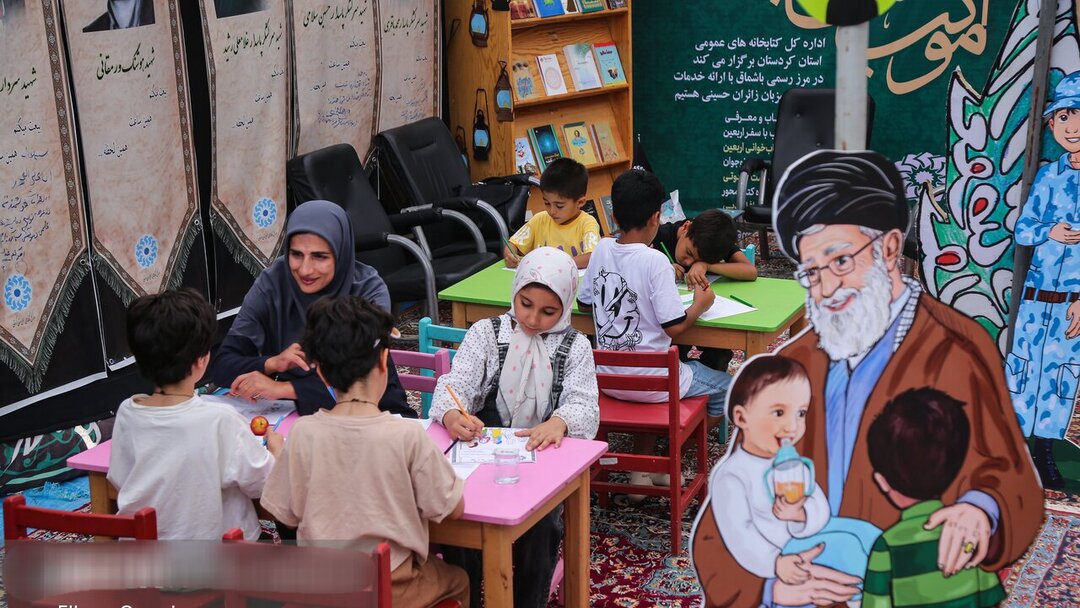 زائران اربعین، کتاب را زمین نمی‌گذارند