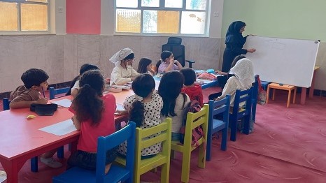 کلاس آموزش نقاشی ویژه اعضای کودک در کتابخانه عمومی حاج یوسف بهبهانی برگزار شد