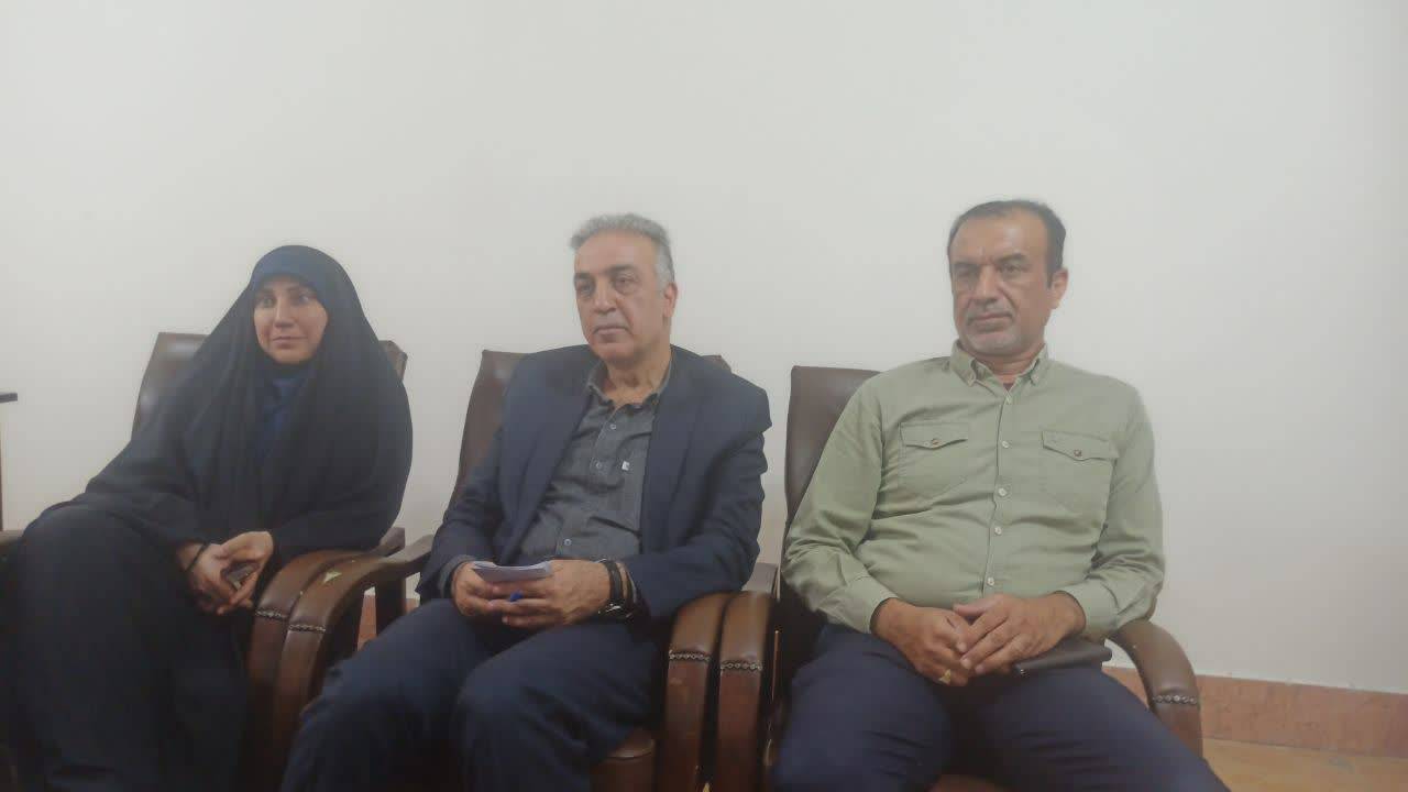 بازدید مدیر فرهنگی و هنری دبیرخانه شورایعالی مناطق آزاد کشور از کتابخانه عمومی شهید شریف خرمشهر