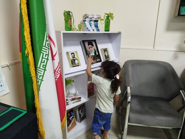 نبض فرهنگ در مسیر زائران؛ موکب «حسینیه کتاب» مهران میزبان دل‌نوشته‌ها و یادمان شهدای مقاومت
