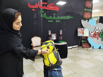 نبض فرهنگ در مسیر زائران؛ موکب «حسینیه کتاب» مهران میزبان دل‌نوشته‌ها و یادمان شهدای مقاومت