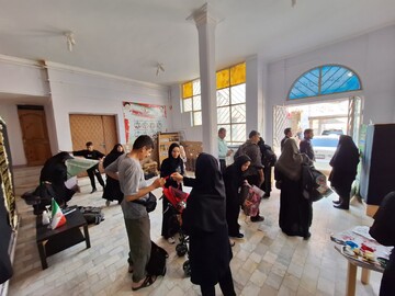نبض فرهنگ در مسیر زائران؛ موکب «حسینیه کتاب» مهران میزبان دل‌نوشته‌ها و یادمان شهدای مقاومت