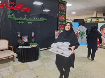 نبض فرهنگ در مسیر زائران؛ موکب «حسینیه کتاب» مهران میزبان دل‌نوشته‌ها و یادمان شهدای مقاومت