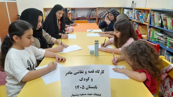 کارگاه نقاشی مادر و کودک با استقبال خانوادهها در کتابخانه شهید مسعود پیشبهار برگزار شد
