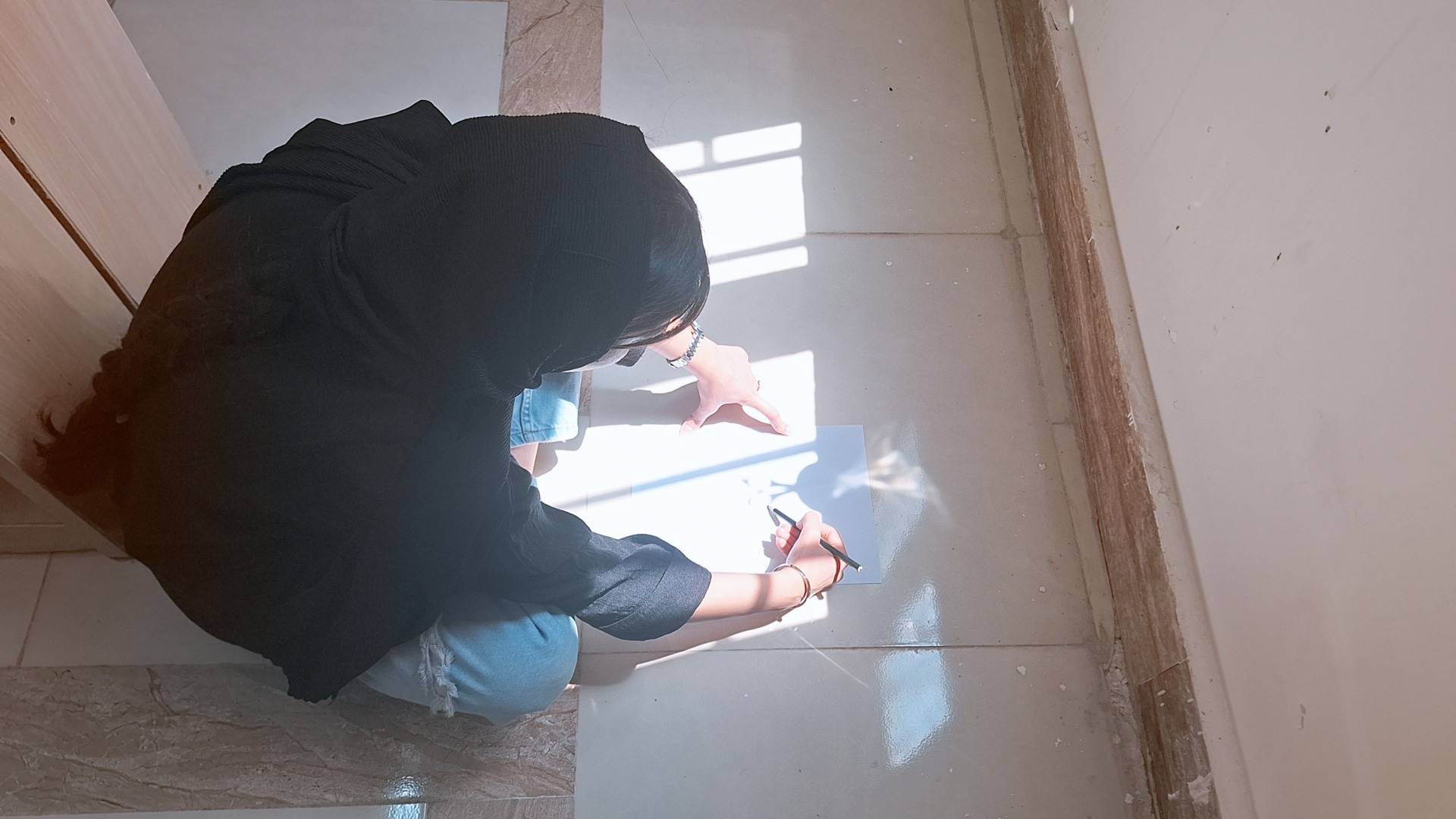 برگزاری کارگاه خلاقانه نقاشی «قصه نور و سایه» در کتابخانه عمومی قلمچی خرمشهر