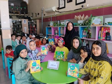 نشستِ کتاب‌خوانِ کودکان در کتابخانه امام علی (ع)
