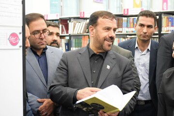 بازدید استاندار فارس از کتابخانه عمومی شهید آیت الله دستغیب شیراز