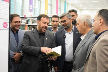 بازدید استاندار فارس از کتابخانه عمومی شهید آیت الله دستغیب شیراز