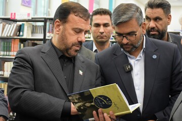 بازدید استاندار فارس از کتابخانه عمومی شهید آیت الله دستغیب شیراز